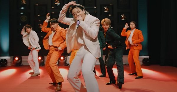 BTS, Harry Styles i inni oddają rzeczy na aukcję charytatywną