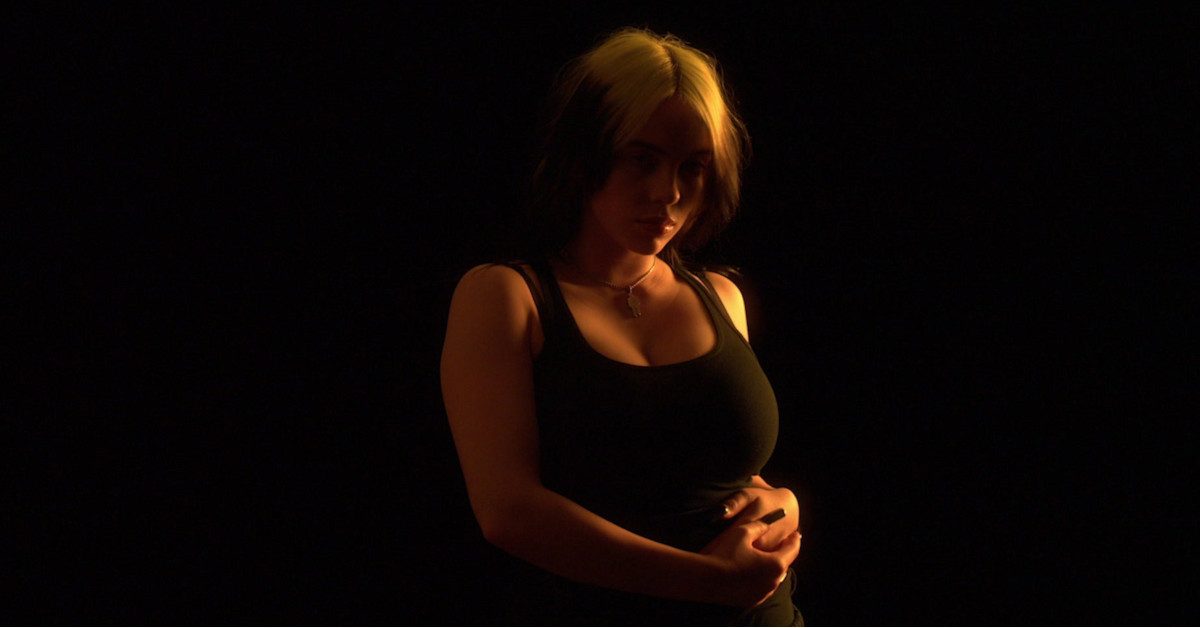 Billie Eilish mierzy się z body shamingiem w nowym klipie “NOT MY RESPONSIBILITY”