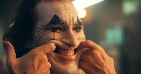 Joaquin Phoenix na nowych zdjęciach i nagraniach z planu „Joker: Folie à Deux”