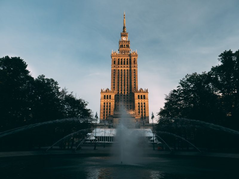 Warszawa wciąga! Ćpanie i imprezowanie w stolicy – czyli nowa książka Jasia Kapeli.