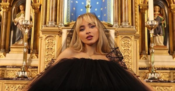 Sabrina Carpenter nakręciła teledysk w kościele. Ksiądz odwołany ze stanowiska