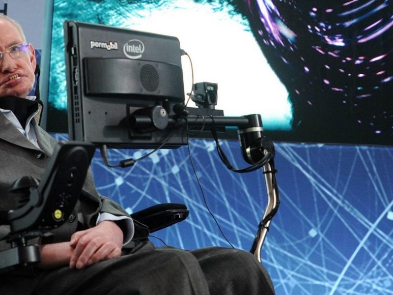 Stephen Hawking: Ludzkość w tym tysiącleciu zmiecie z Ziemi katastrofa