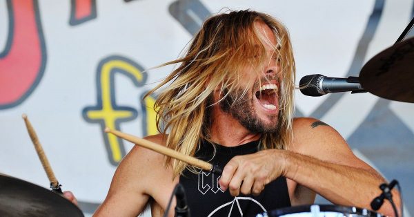Foo Fighters zagrają dwa koncerty ku pamięci Taylora Hawkinsa