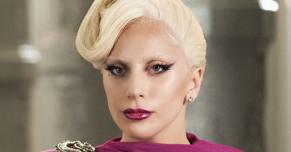 Lady Gaga jako Harley Quinn w kontynuacji „Jokera”. Na zdjęciu jest też Joaquin Phoenix