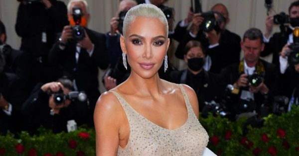 Kim Kardashian zniszczyła ikoniczną sukienkę Marilyn Monroe