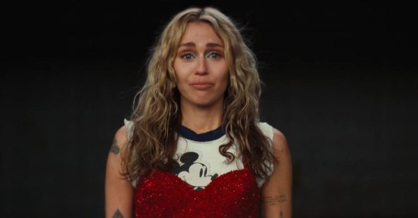 Miley Cyrus we łzach tłumaczy się z szalonej młodości w nowym singlu