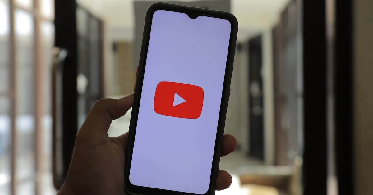 YouTube będzie oznaczał treści stworzone z użyciem AI